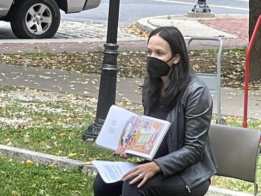 Dr. Claudia Mesa reading Cuentos Pintados